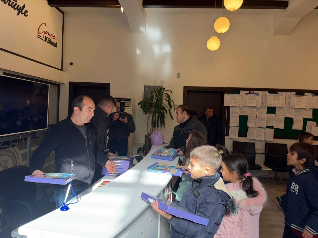 Karnelerini Alan Çocuklar Menteşe Belediyesine Koştu: Hediyeler Başkan Köksal Aras’tan 5